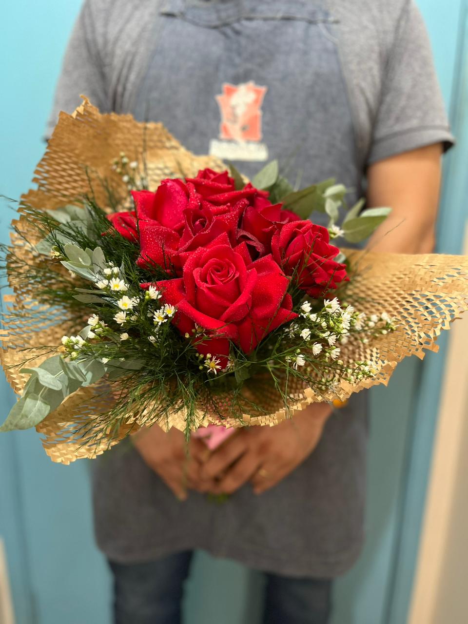 Buquê de rosas vermelhas embalado para presente